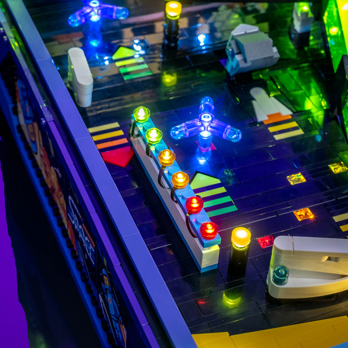 Farbig und dynamisch beleuchtetes Spielfeld des LEGO® Icons Flipperautomaten