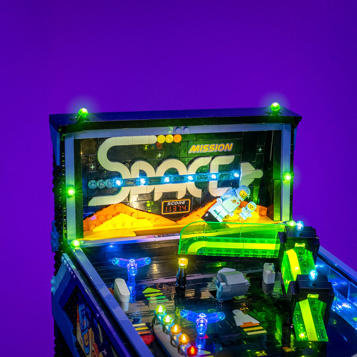 Beleuchtete Weltraum-Rückwand des LEGO® Icons Flipperautomaten beim Highscore