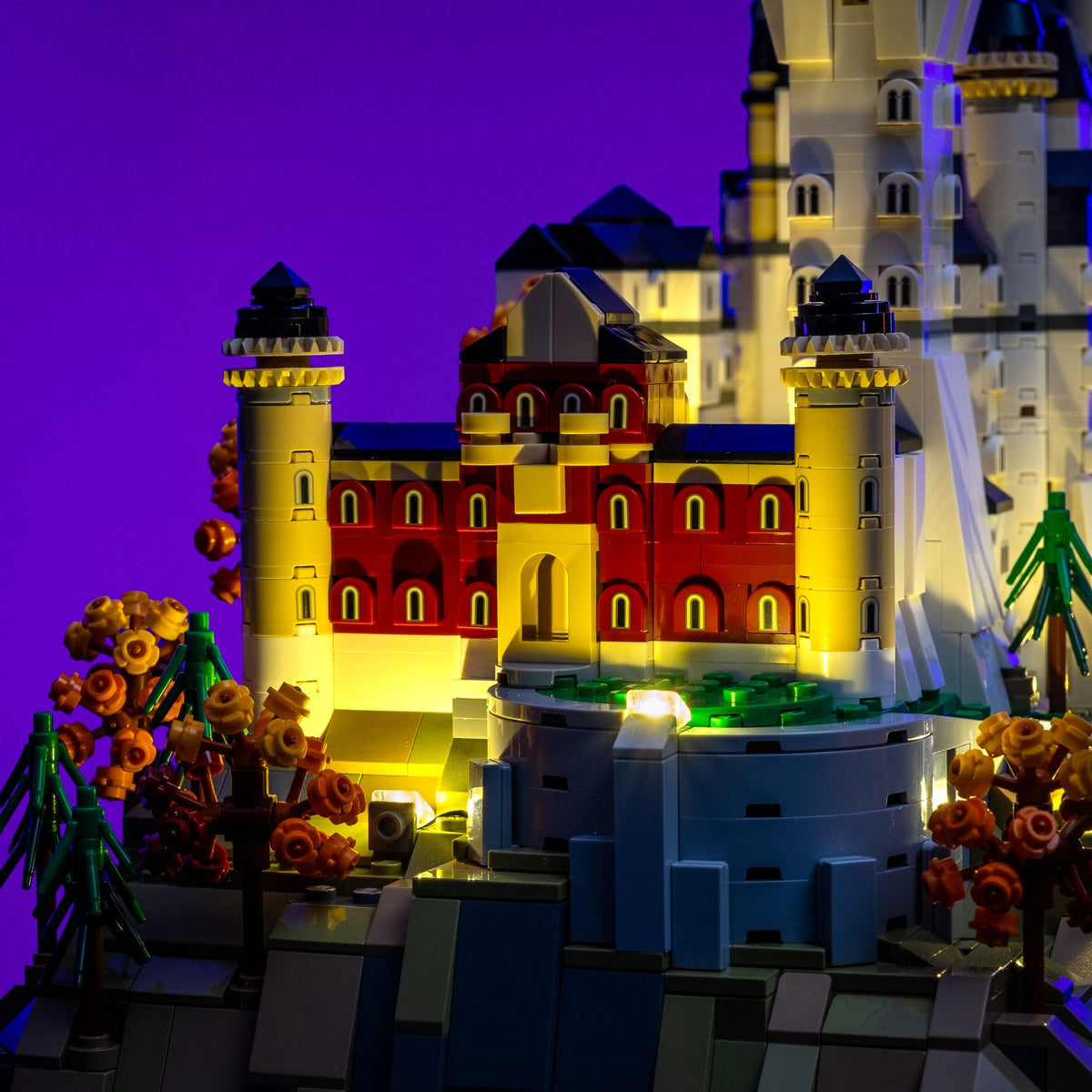Beleuchteter Torbau des LEGO® Architecture Schloss Neuschwanstein