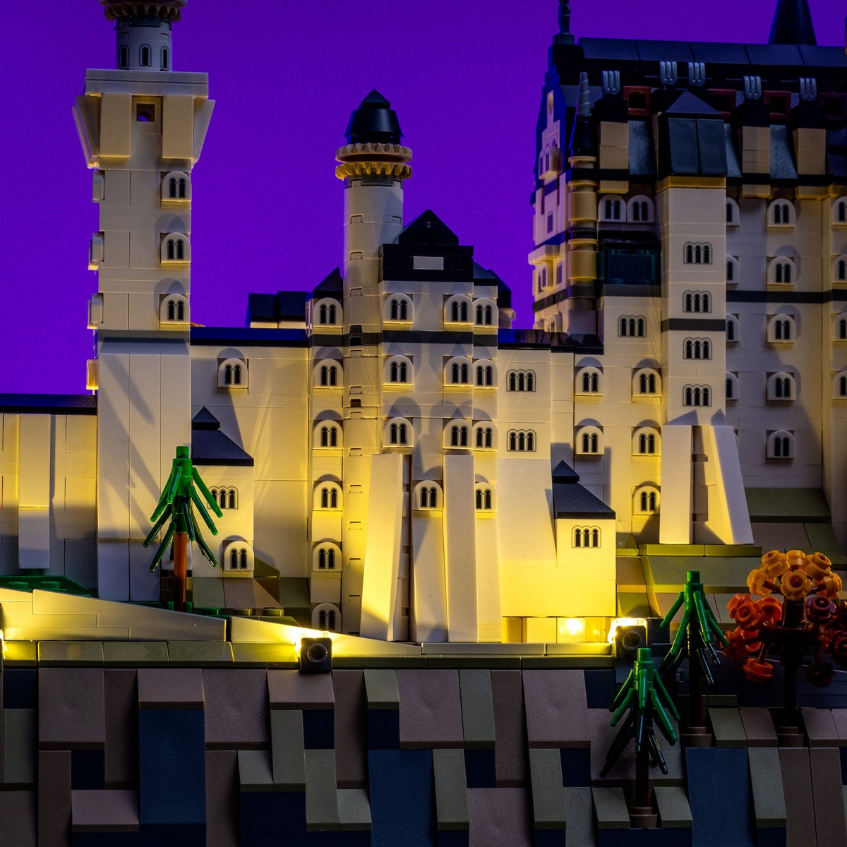Warmweiss angestrahlte Schlossfassade des LEGO® Architecture Schloss Neuschwanstein