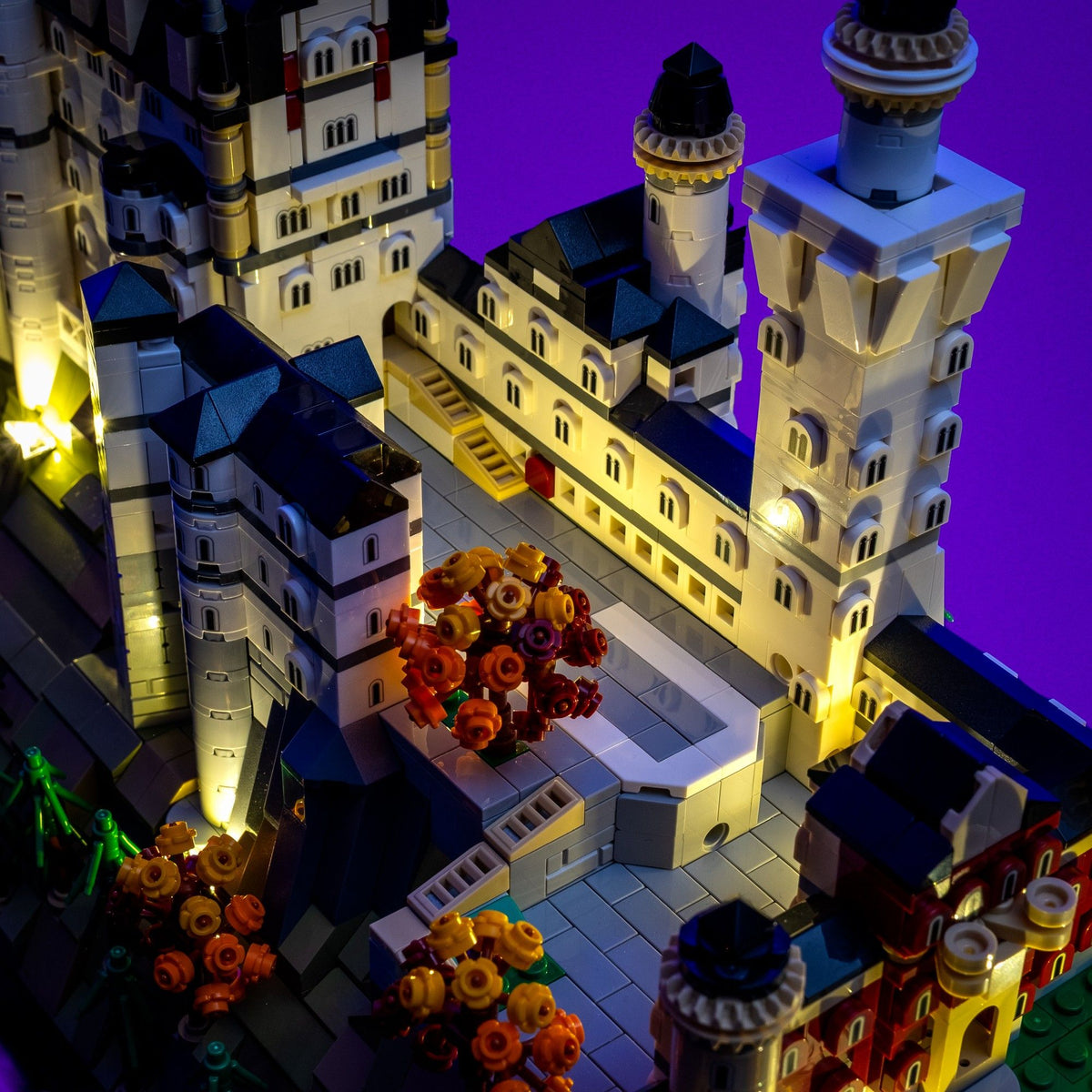Warm beleuchteter Innenhof des LEGO® Architecture Schloss Neuschwanstein