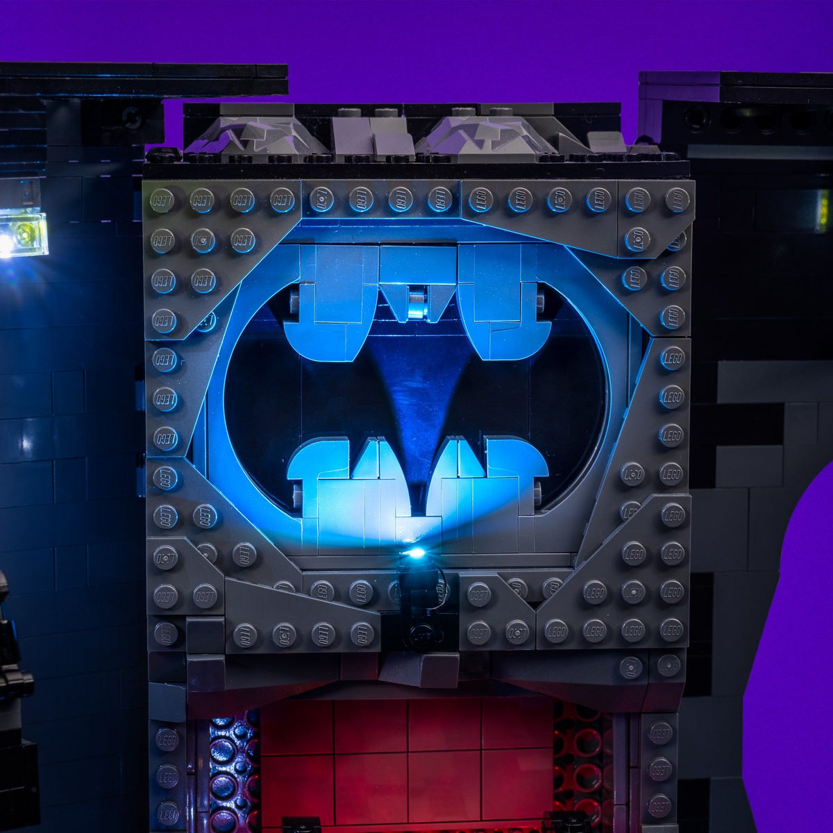 Bat-Segnale illuminato in azzurro nella LEGO® DC Batcave – Shadow Box