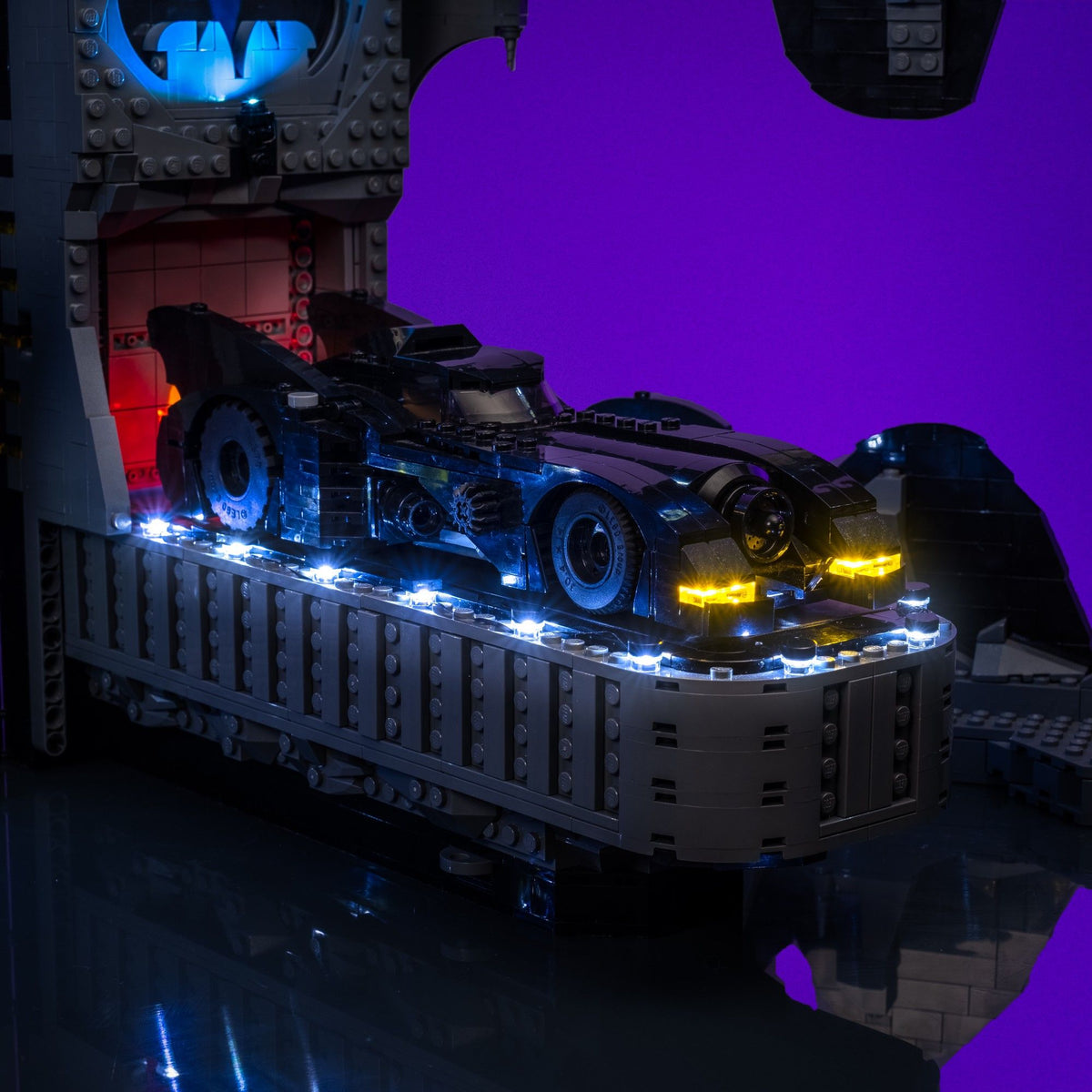 Batmobile completamente illuminata nella LEGO® DC Batcave – Shadow Box