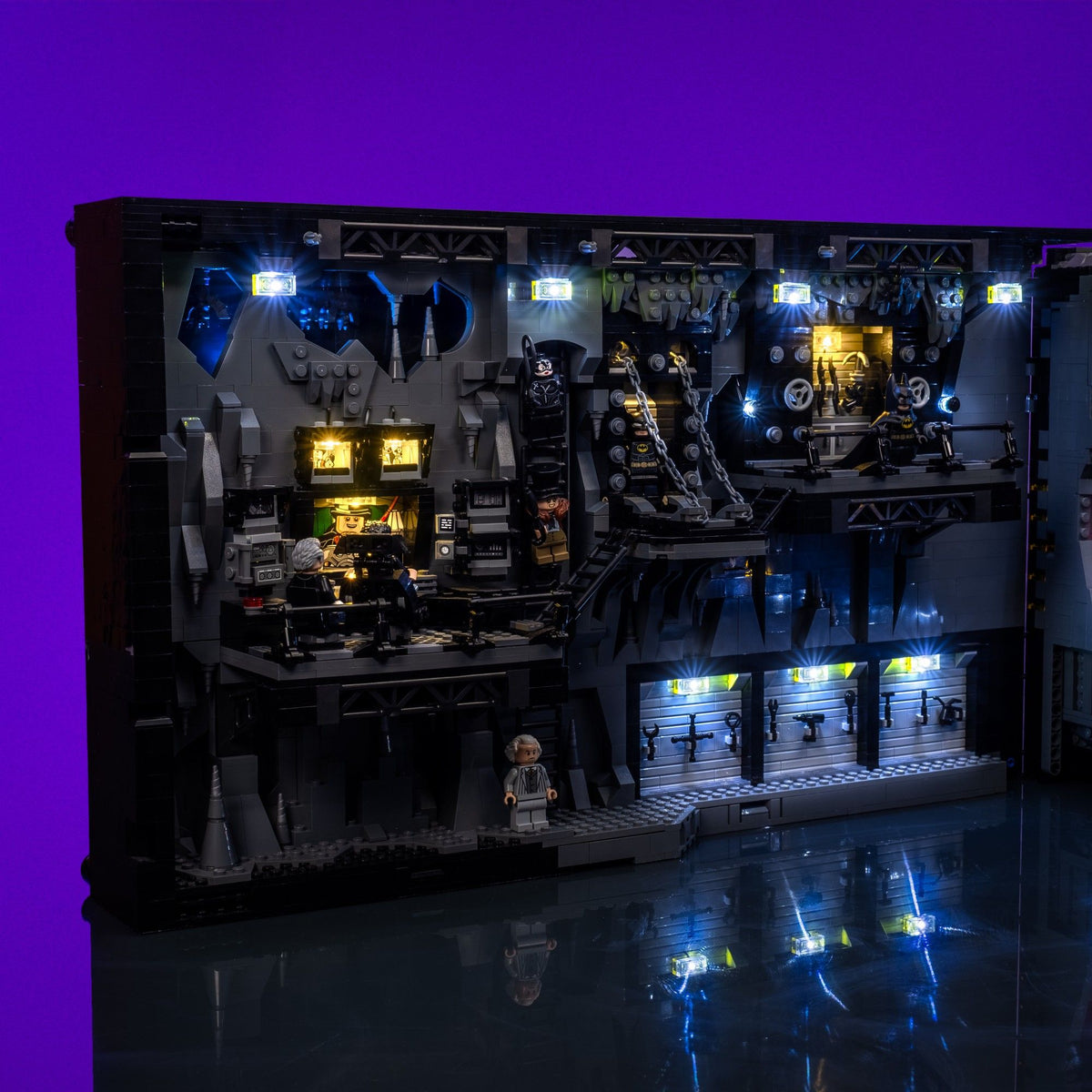 Illuminazione fedele al film nella LEGO® DC Batcave – Shadow Box