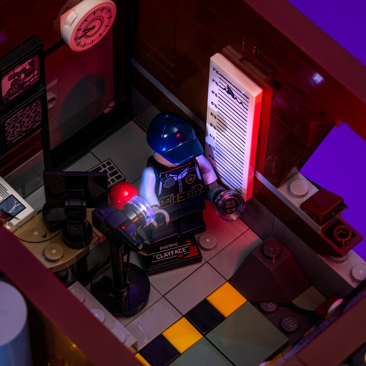 Salle de surveillance illuminée en rouge dans LEGO® DC Batman Arkham Asylum