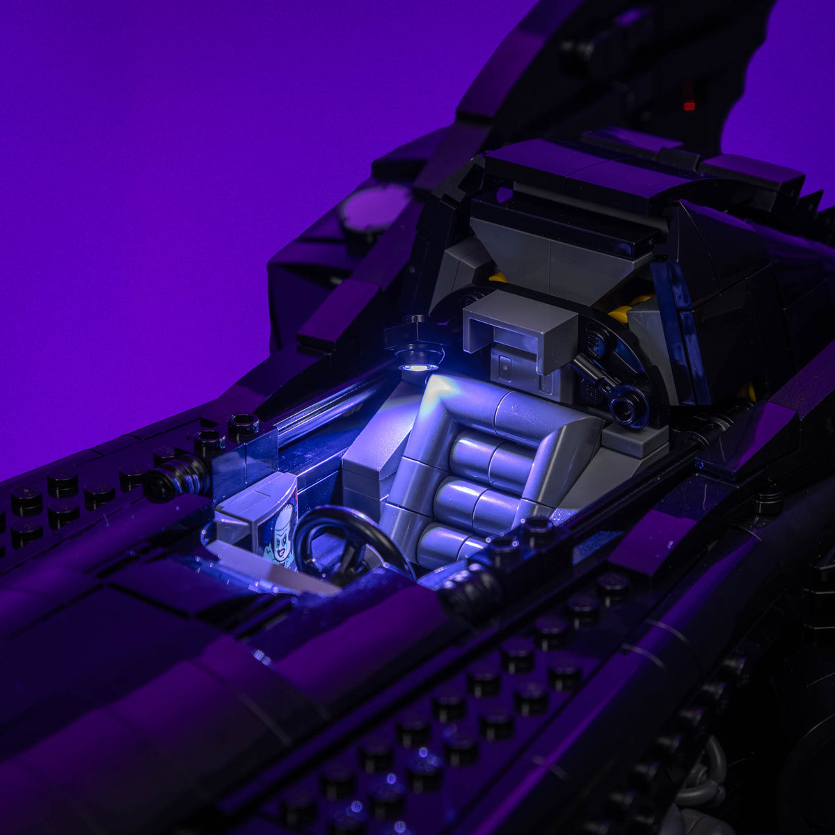 Cockpit illuminé en blanc froid de LEGO® La Batmobile de Batman, le défi