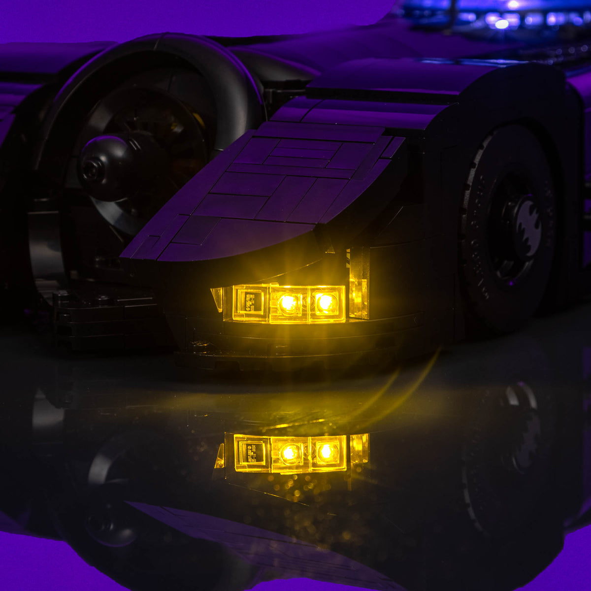 Phares jaunes illuminés de LEGO® La Batmobile de Batman, le défi