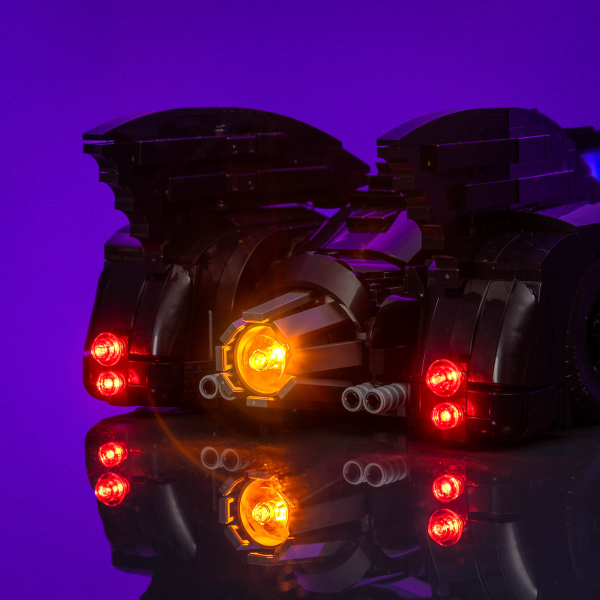 Réacteur orange vacillant et feux arrière rouges de LEGO® La Batmobile de Batman, le défi