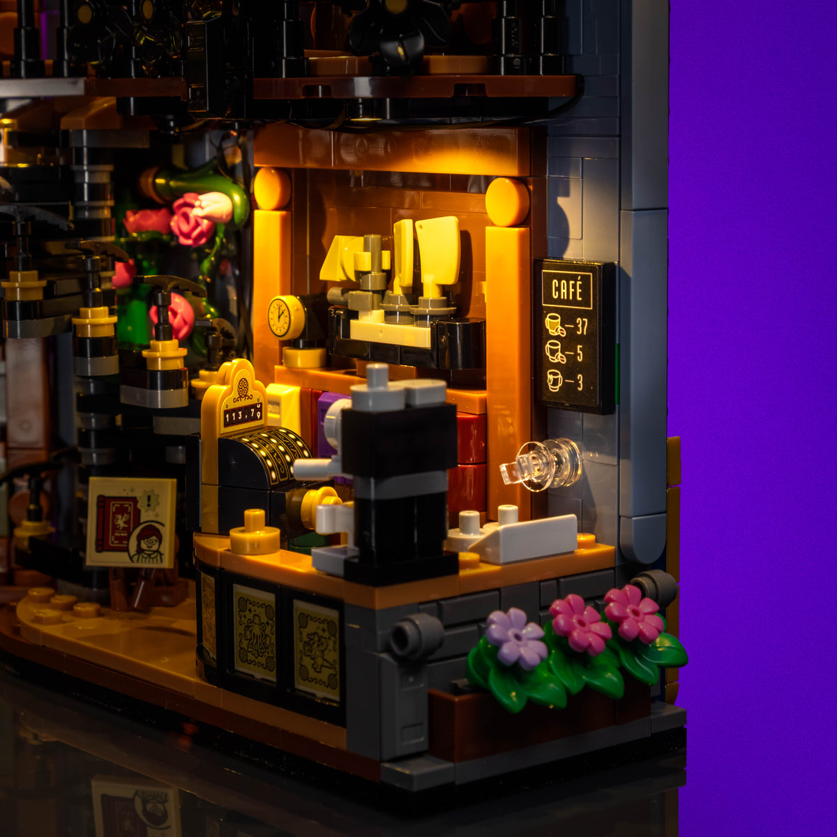 Café chaleureusement illuminé de LEGO® La librairie : book nook