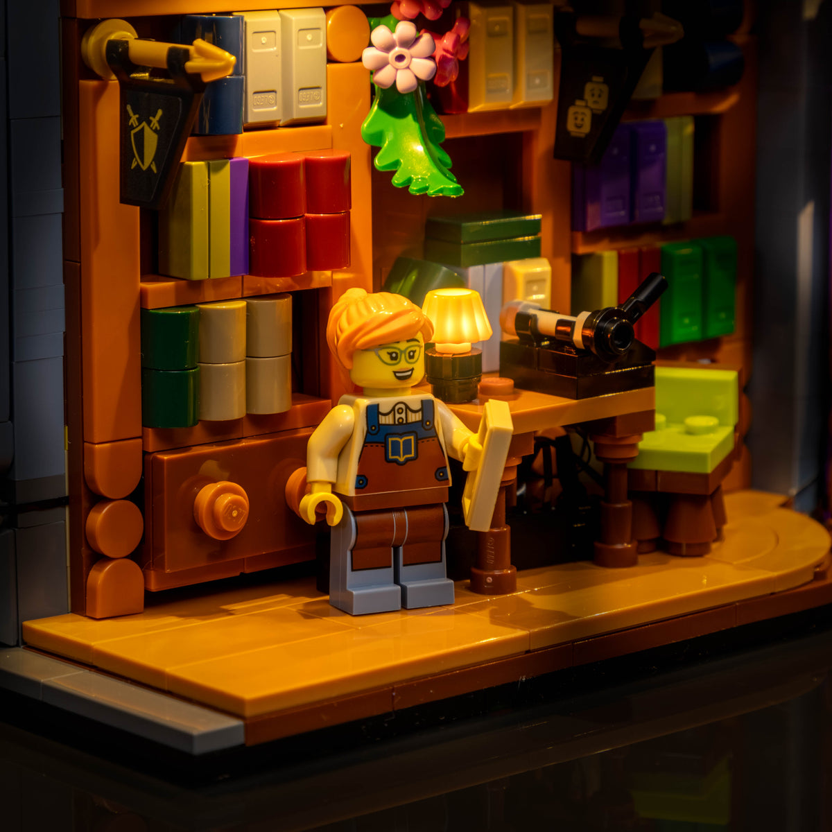 Espace d’écriture illuminé de LEGO® La librairie : book nook