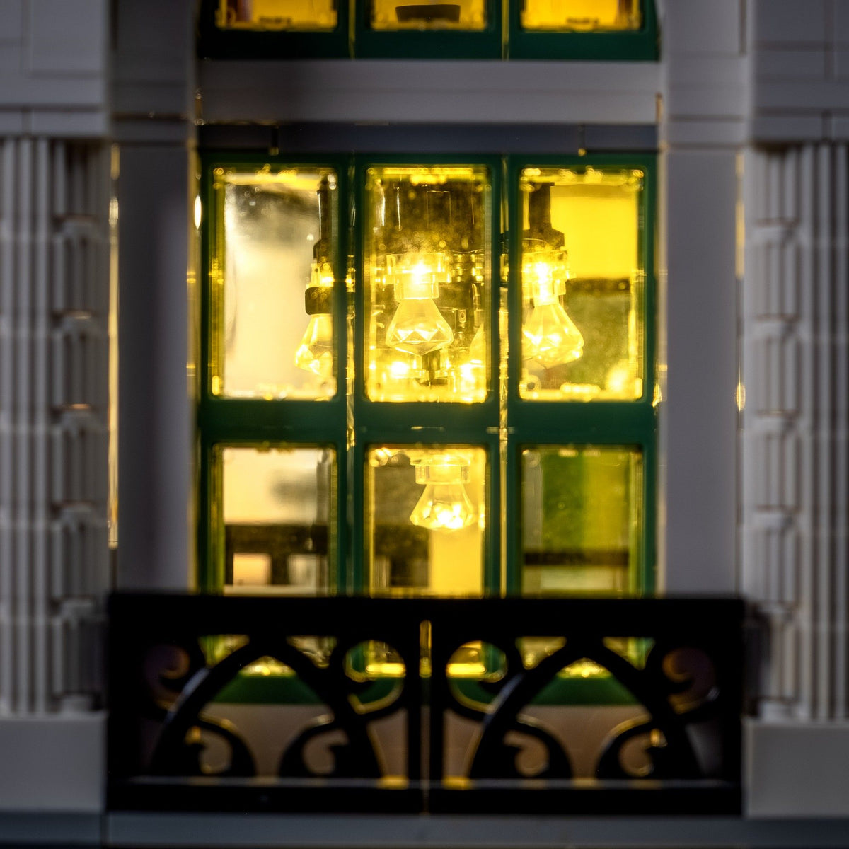 Elegante lampadario illuminato nell’atrio del LEGO® La Banca