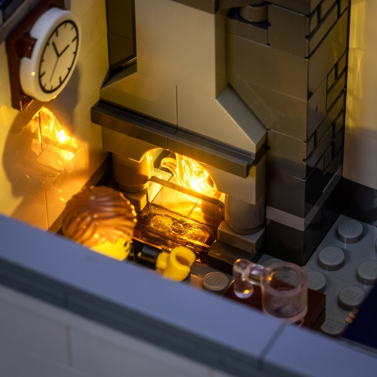 Caminetto illuminato con effetto tremolante in un ufficio del LEGO® La Banca