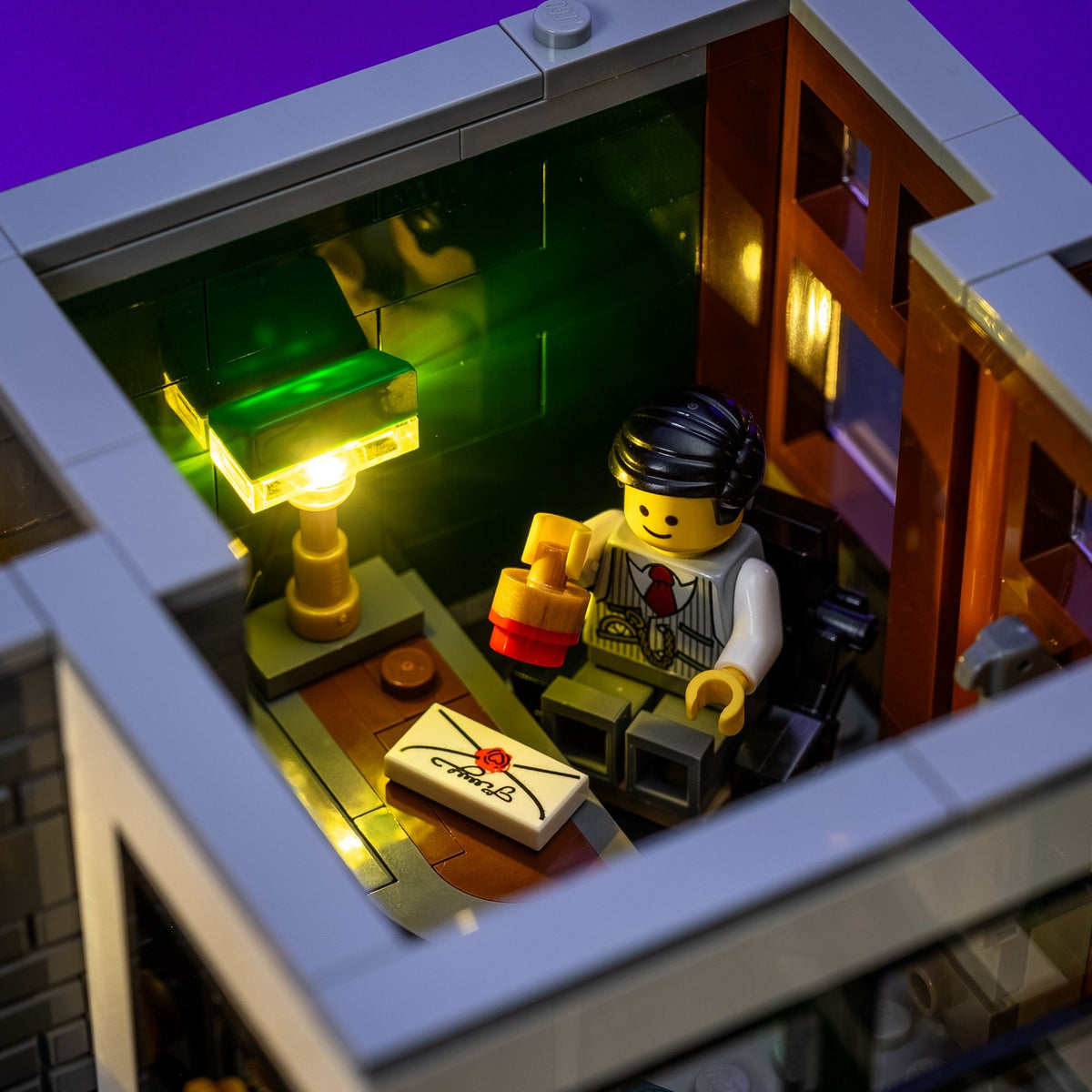 Lampada da scrivania gialla illuminata in un ufficio del LEGO® La Banca