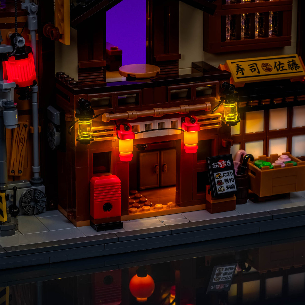 Warm beleuchteter Eingang des LEGO® BrickLink Sushi Restaurant