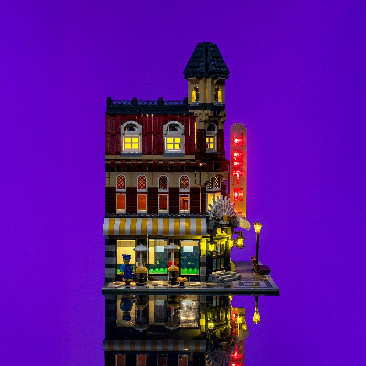 LEGO® Café Corner completamente illuminato con piani modulari rimovibili