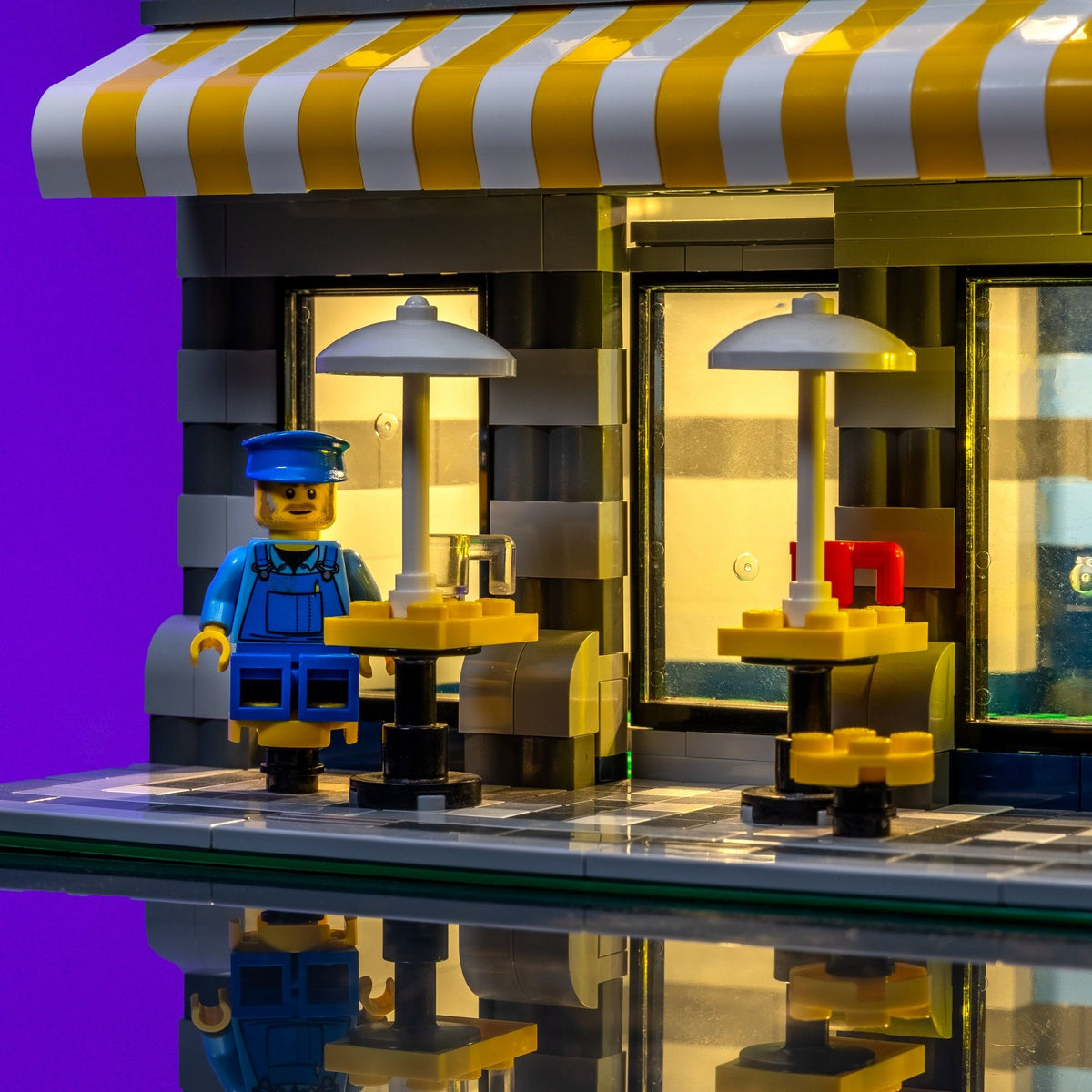Caffè illuminato in bianco caldo al piano terra di LEGO® Café Corner