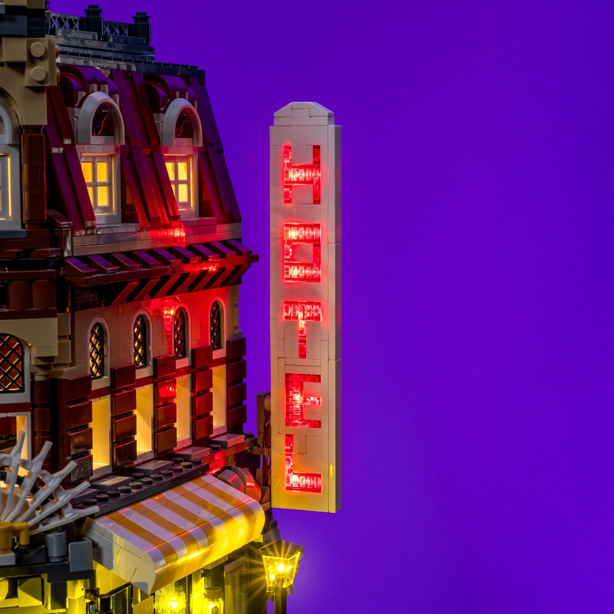 Insegna HOTEL illuminata in rosso su LEGO® Café Corner