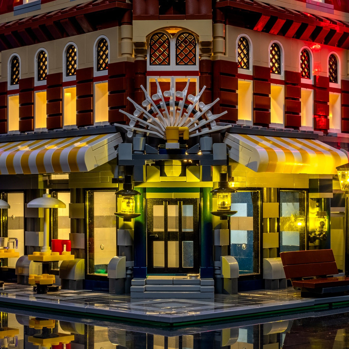 Ingresso dell’hotel e angolo stradale illuminati di LEGO® Café Corner