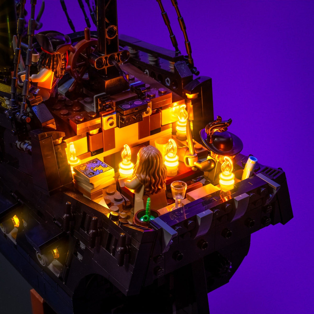 Bougies vacillantes dans les quartiers du capitaine du bateau pirate LEGO®