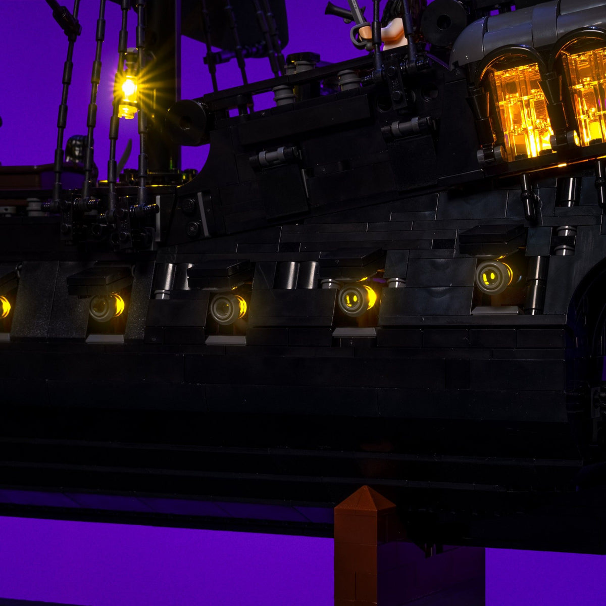 Canons illuminés avec effets de tir sur LEGO® Le bateau pirate du capitaine Jack Sparrow