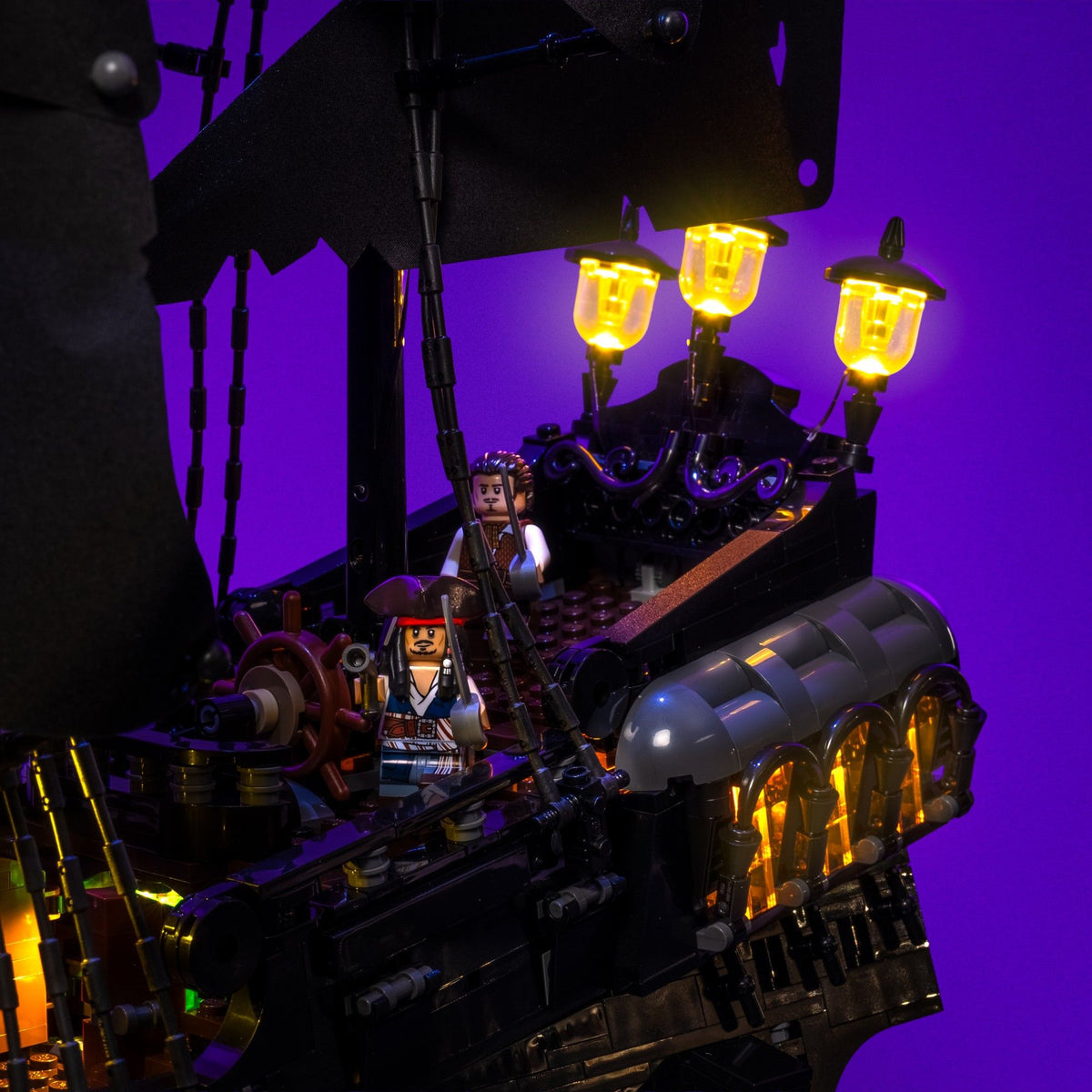 Poupe chaleureusement illuminée avec sections amovibles sur le bateau pirate LEGO®