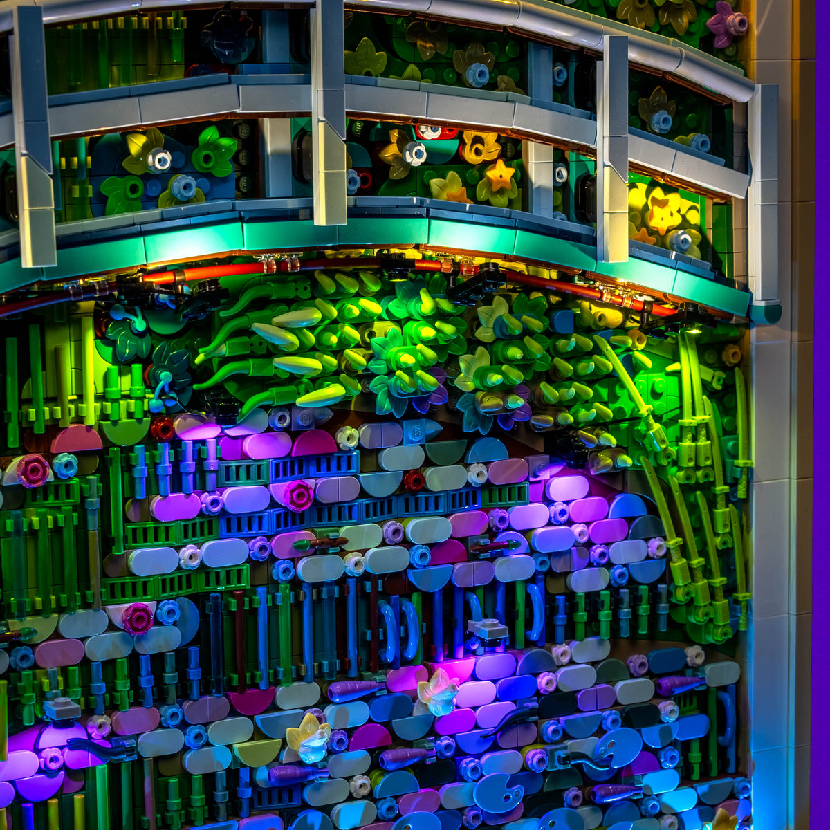 Stagno delle ninfee illuminato in blu e viola sotto il ponte