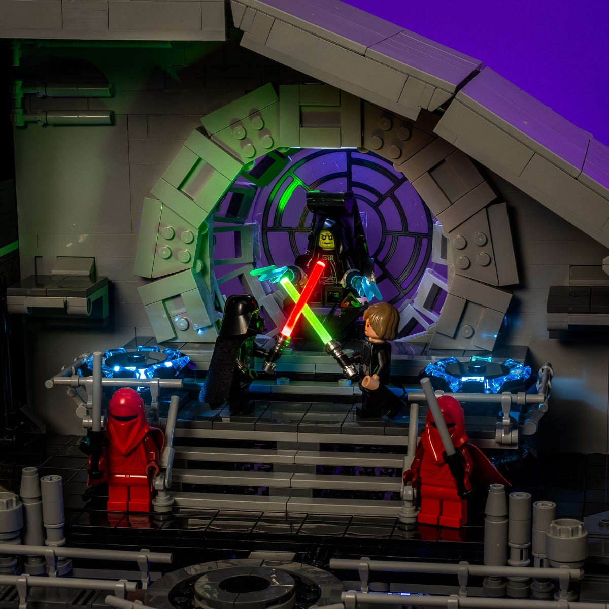 Duel au sabre laser illuminé dans la salle du trône de LEGO® Star Wars L'Étoile de la Mort