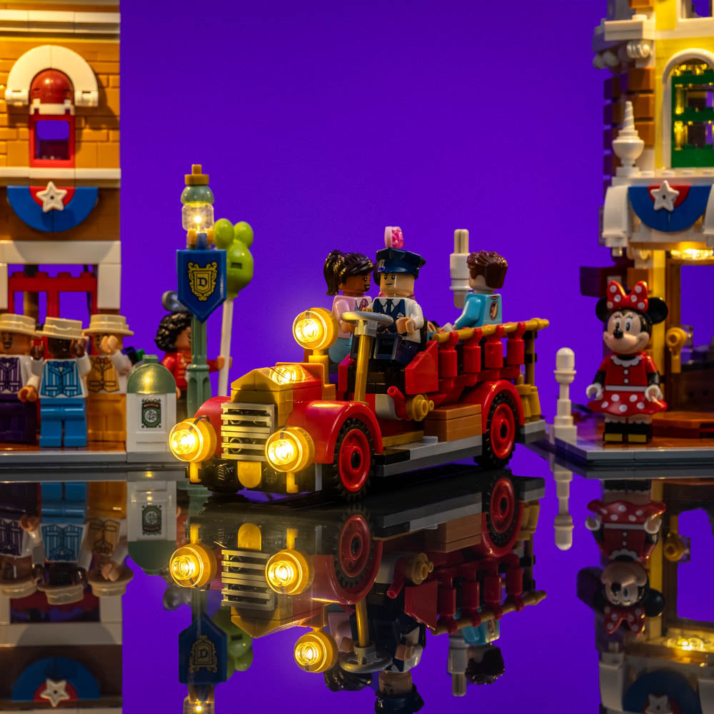 Beleuchtetes Feuerwehrauto auf der Main Street, U.S.A.