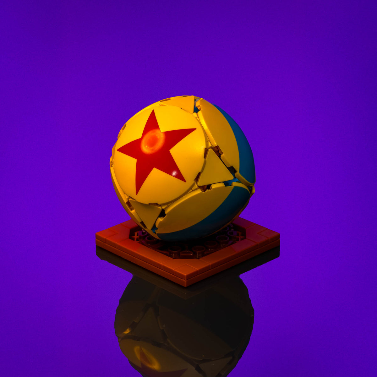 Balle Disney Pixar éclairée par Luxo Jr.