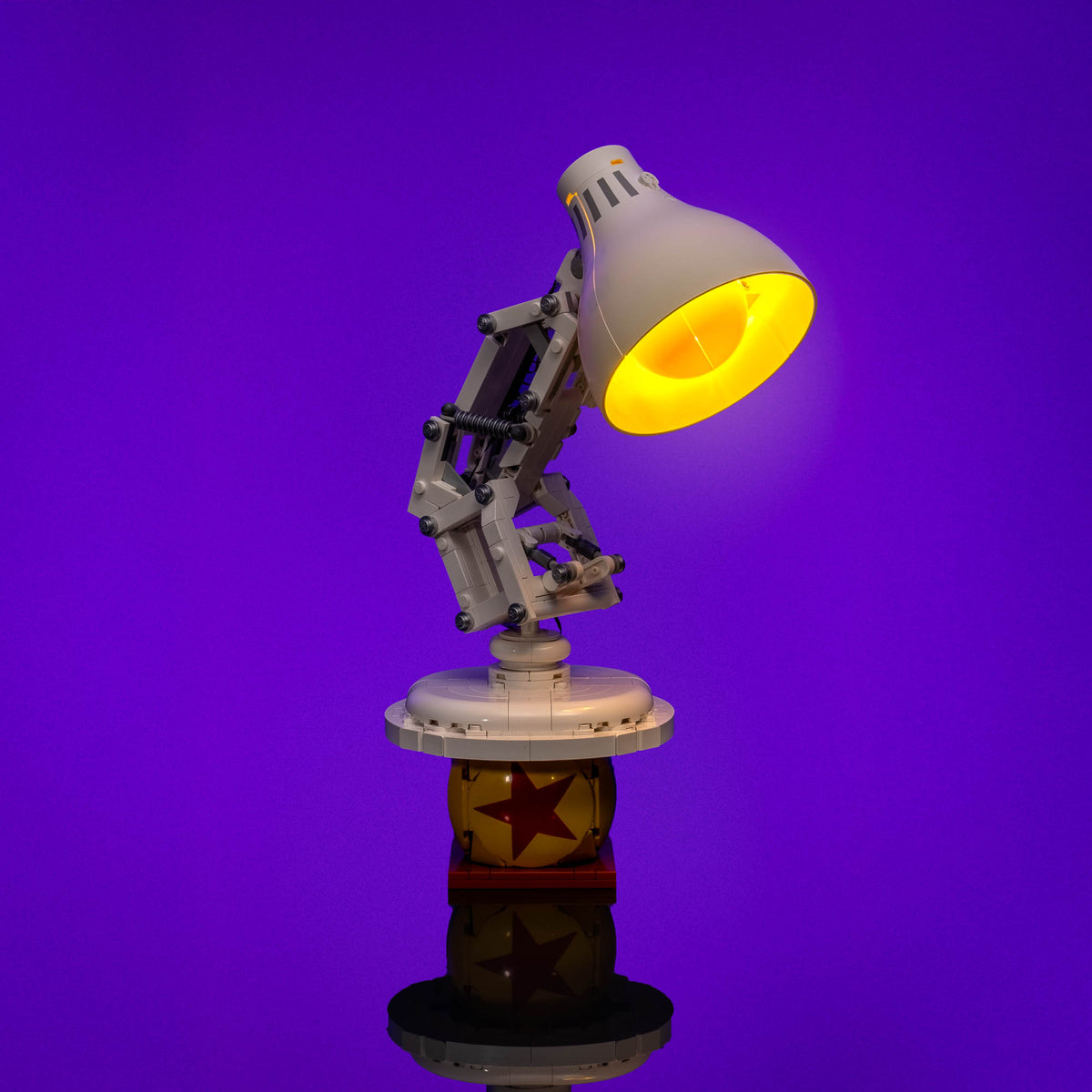 Luxo Jr. illuminé bondissant sur la balle Pixar