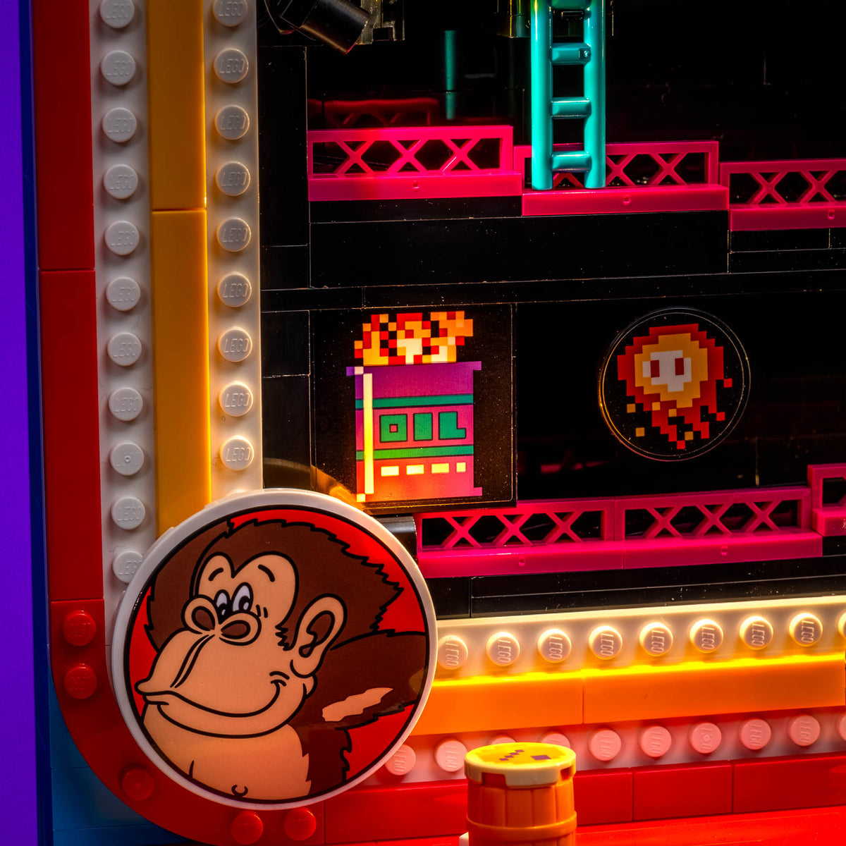 Flackernd beleuchtetes Ölfass und Feuer im LEGO® Donkey Kong Arcade