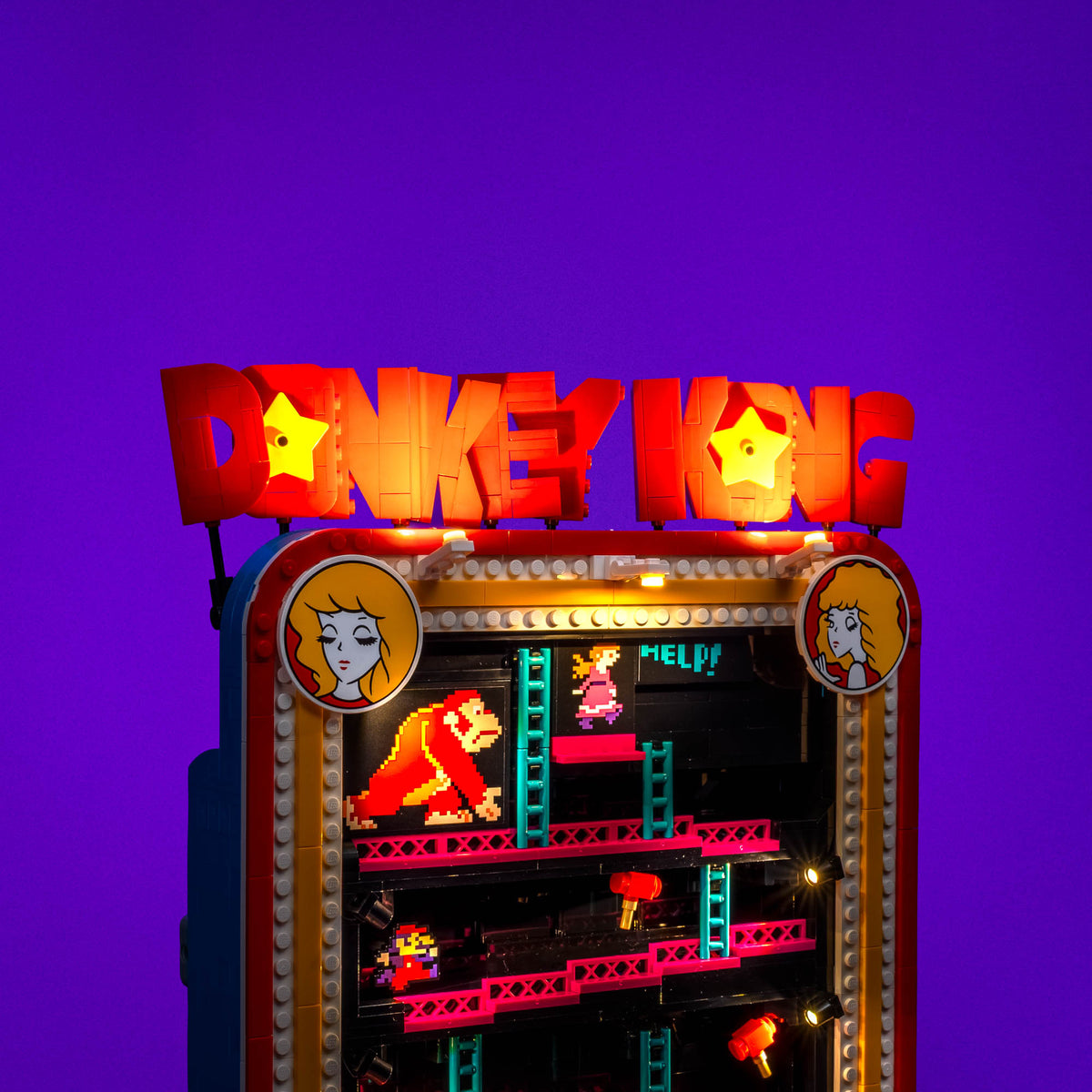 Warmweiss beleuchteter Donkey-Kong-Schriftzug am LEGO® Donkey Kong Arcade