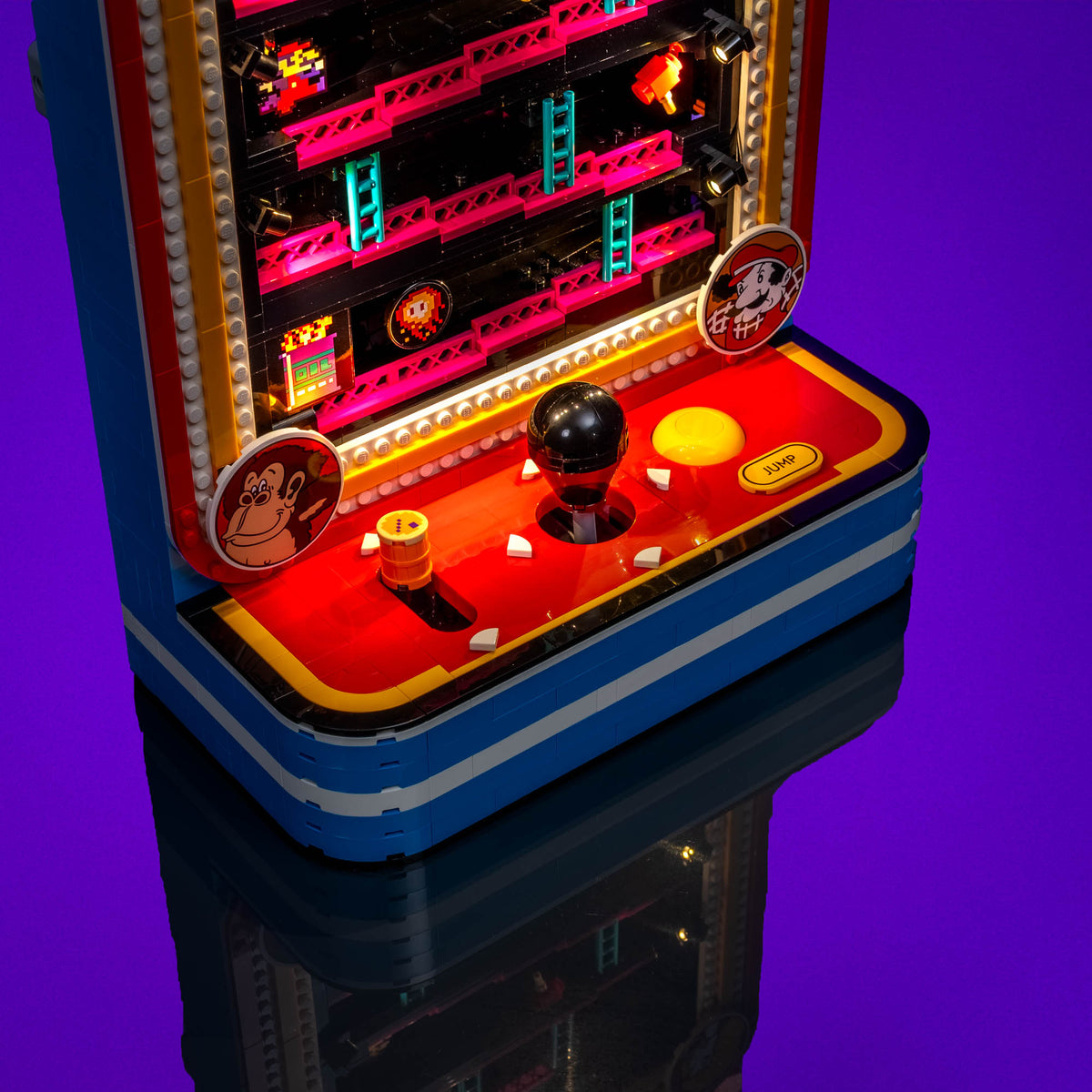 Beleuchteter Spielbereich mit Joystick und Tasten am LEGO® Donkey Kong Arcade