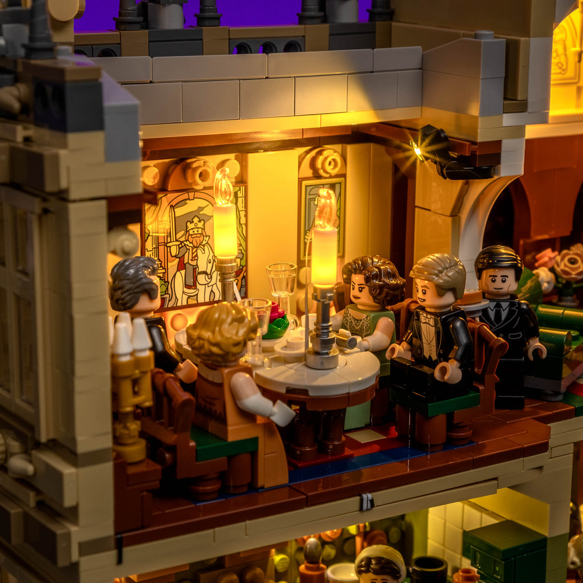 Bougies vacillantes illuminées dans la salle à manger de LEGO® Downton Abbey