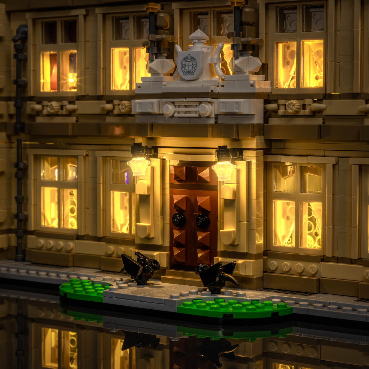 Façade chaleureusement illuminée et lanternes d’entrée de LEGO® Downton Abbey