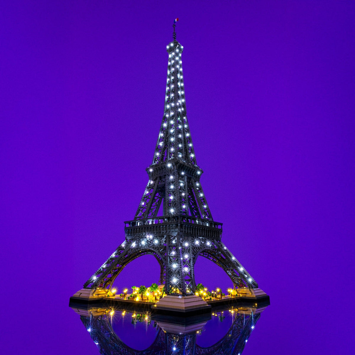 White twinkling lights across the LEGO® Icons Eiffel tower