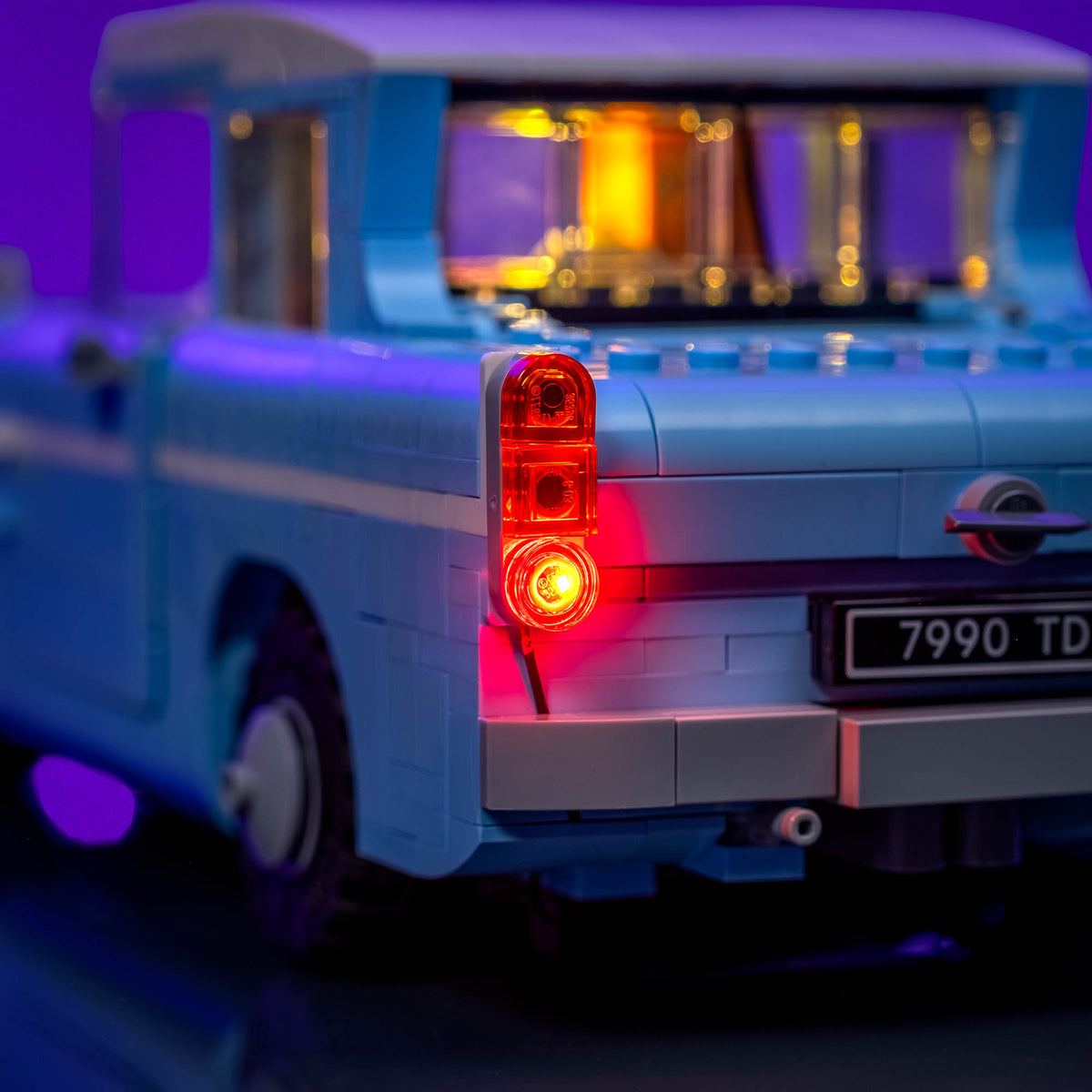 Feux arrière rouges illuminés de la Ford Anglia ensorcelée