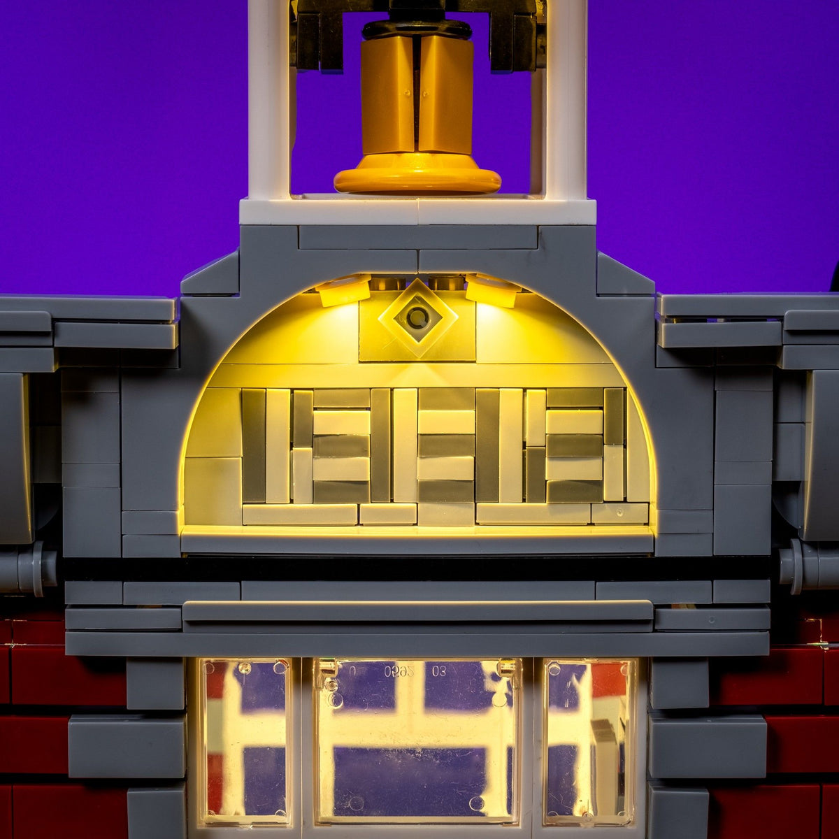 Warm beleuchtetes 1932-Schild und Glockenturm der LEGO® Feuerwache