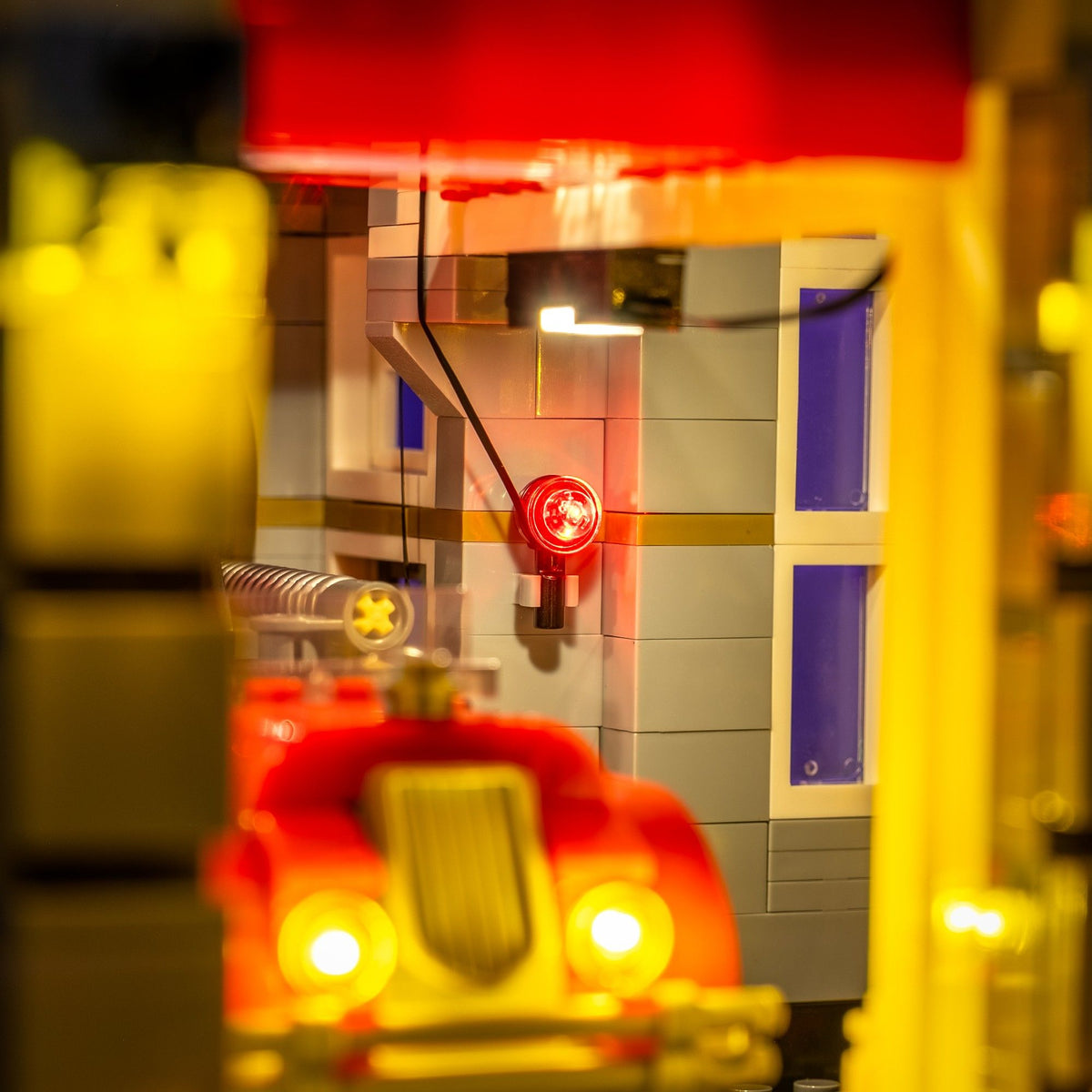 Rotierendes rotes Einsatzlicht im Inneren der LEGO® Feuerwache