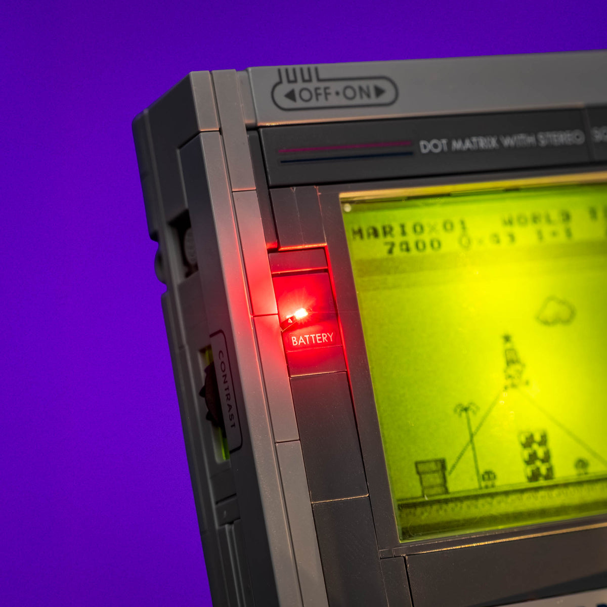 Indicatore di accensione rosso illuminato accanto allo schermo del Game Boy