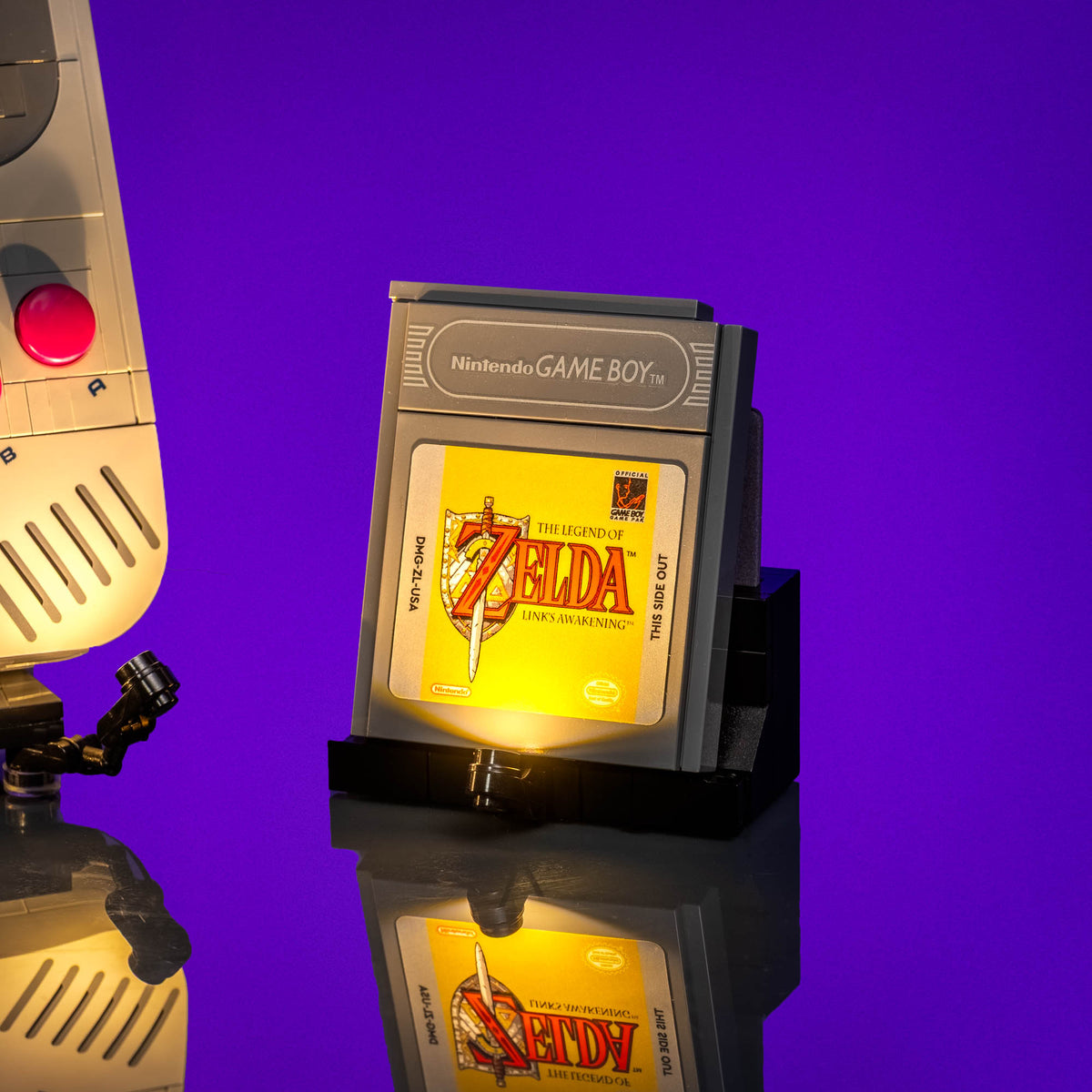 Cartuccia Game Boy illuminata sul supporto espositivo separato