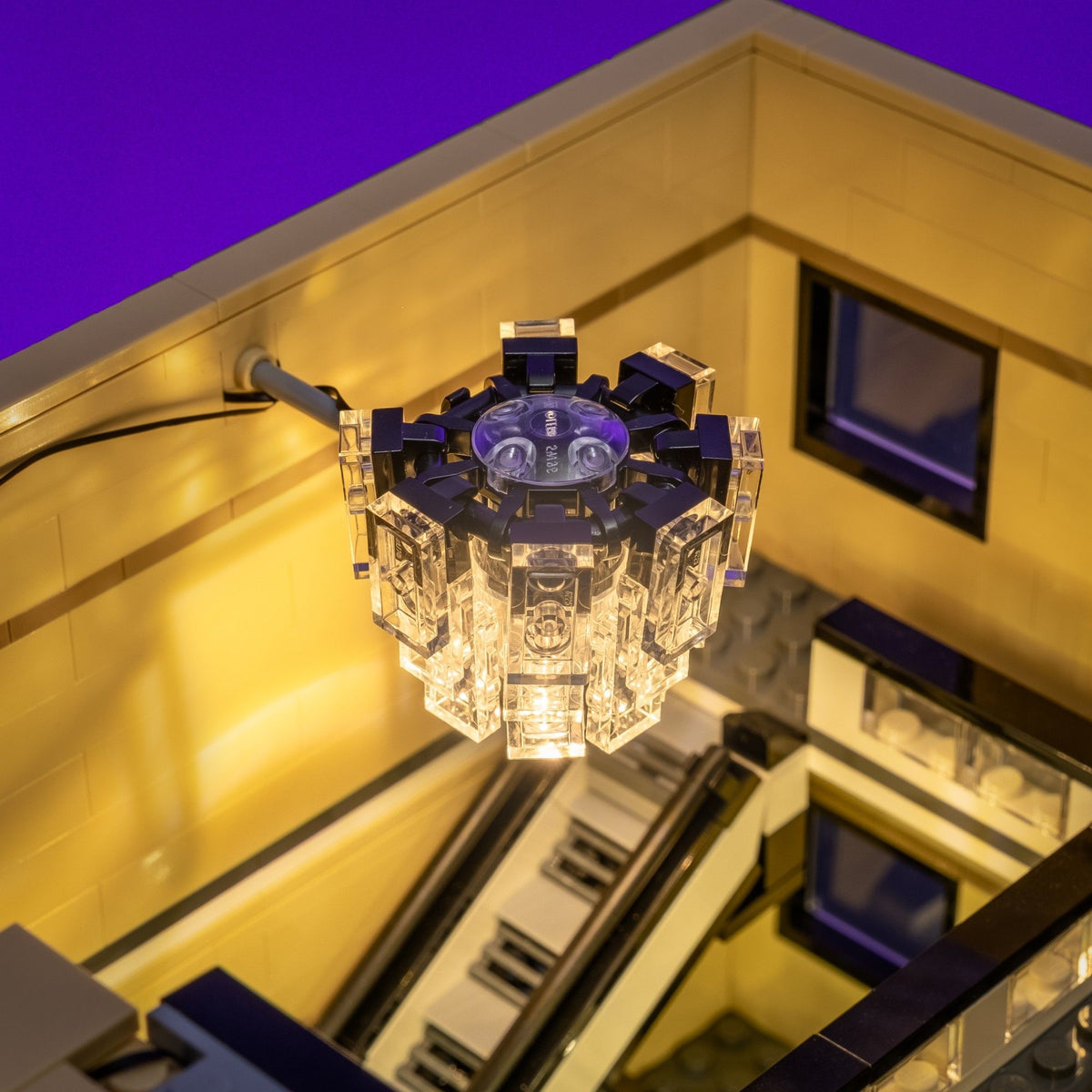 Lustre et intérieur illuminés du LEGO® Le grand magasin