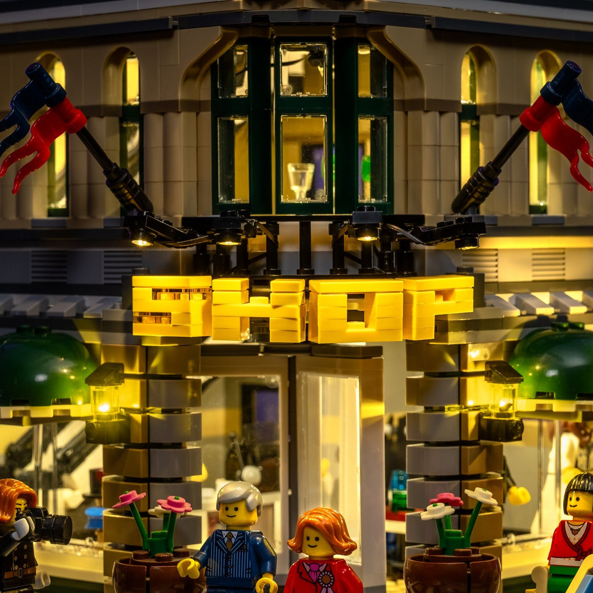 Enseigne SHOP illuminée au-dessus de l’entrée du LEGO® Le grand magasin