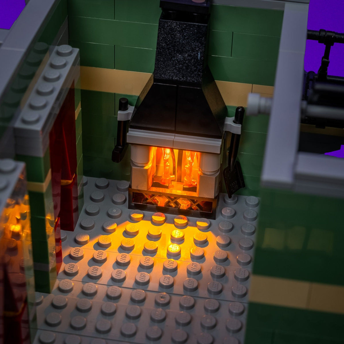 Cheminée vacillante illuminée dans un appartement de LEGO® Green Grocer
