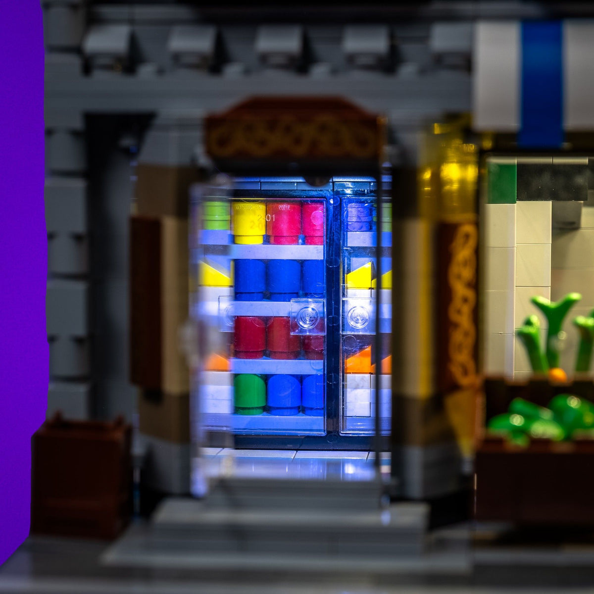 Réfrigérateur à boissons et produits frais illuminé en blanc froid dans LEGO® Green Grocer