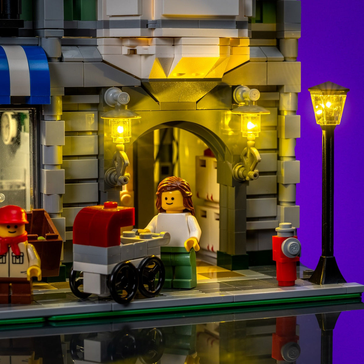 Réverbère et entrée de LEGO® Green Grocer illuminés d’une lumière chaleureuse