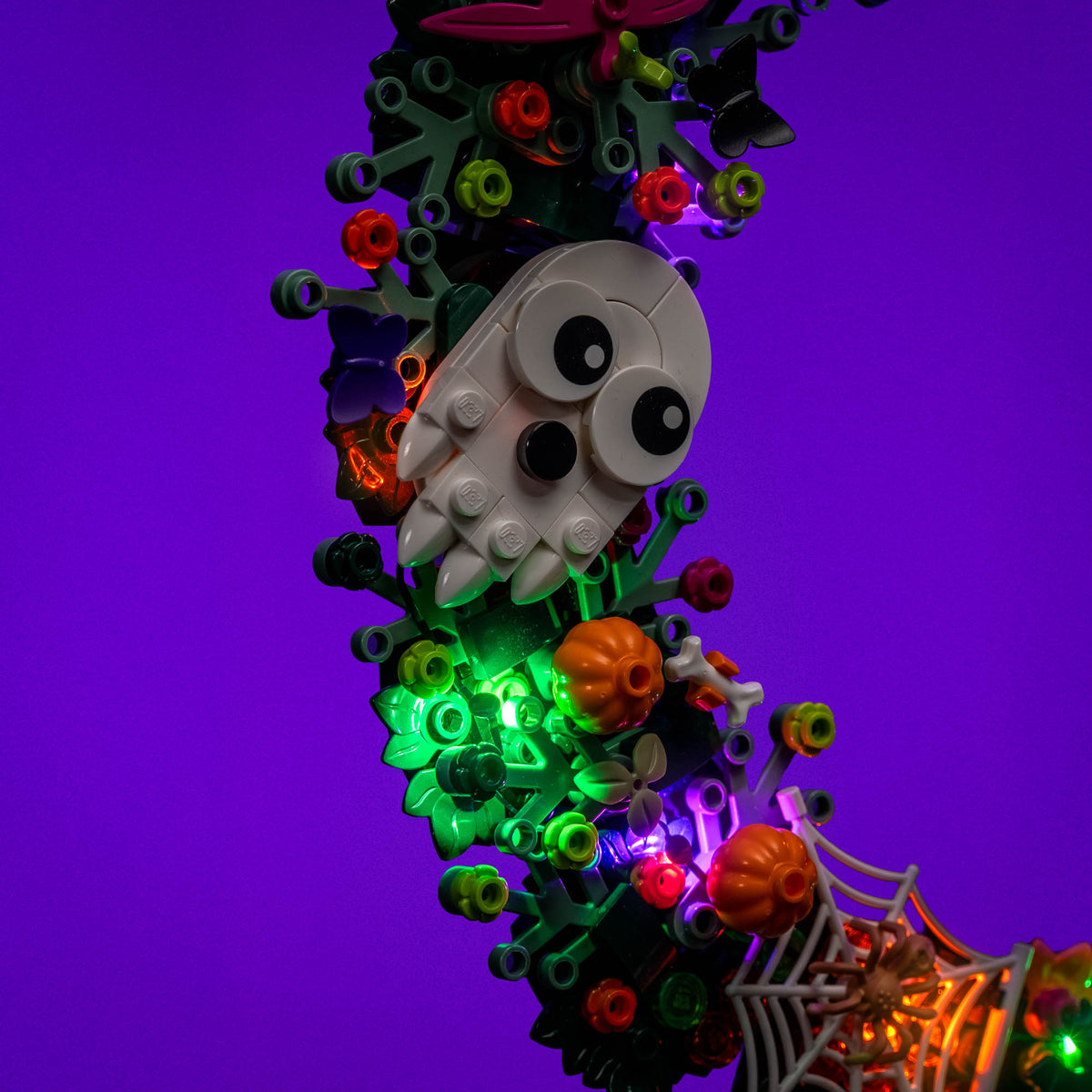 Fantôme entouré de lumières vertes et violettes dans LEGO® La couronne d’Halloween