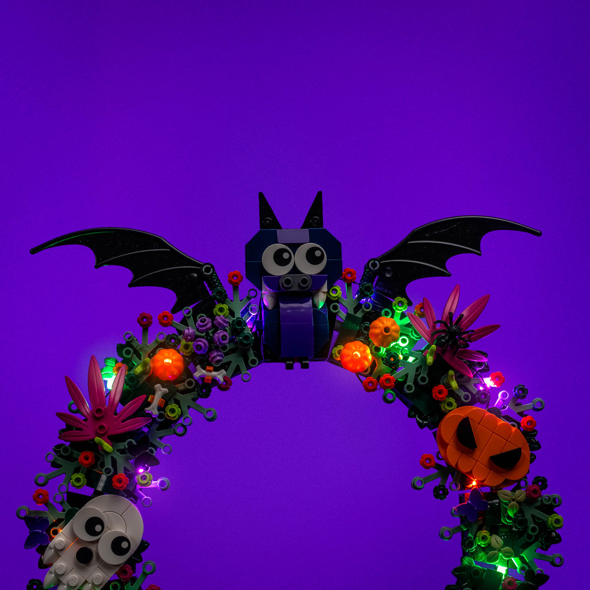 Chauve-souris et citrouilles illuminées dans la partie supérieure de LEGO® La couronne d’Halloween