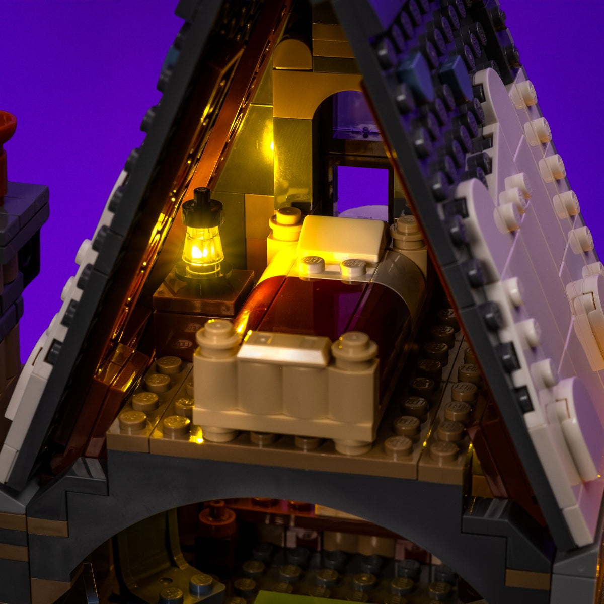 Camera da letto illuminata con luce calda nel LEGO® Villaggio di Hogsmeade – Edizione del Collezionista