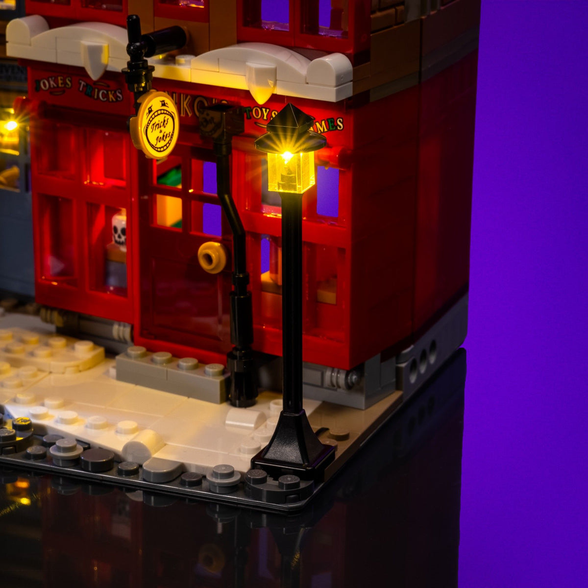 Lampione funzionante illuminato davanti al Negozio di scherzi Zonko nel LEGO® Villaggio di Hogsmeade